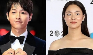 Đang đi thảm đỏ, Song Joong Ki vẫn ngoái nhìn tình tin đồn Jeon Yeo Bin tới 2 lần