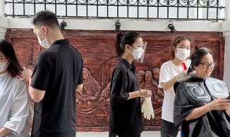 Đoàn Di Băng thuê cả salon tóc về chỉ để làm đẹp cho các bảo mẫu