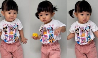 Con gái Cường Đô La cầm bắp ngô ăn cũng hot trên MXH