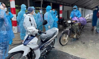 Một đại gia là bạn Cường Đô La mua 15 xe máy tặng bà con khó khăn hồi hương