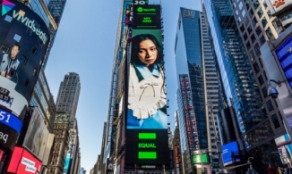 Con gái Mỹ Linh xuất hiện nổi bật tại quảng trường Thời Đại ở Mỹ