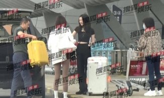 Con gái Vương Phi thân mật với tình mới của bố, thân hình siêu mẫu nổi bật