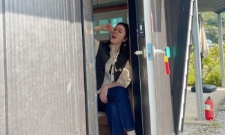 Choi Ji Woo đi giầy hồng mặc quần xanh tạo dáng xì tin ở tuổi 46