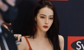 Đi sự kiện, Địch Lệ Nhiệt Ba chiếm sóng Weibo vì nhan sắc quá kiều diễm