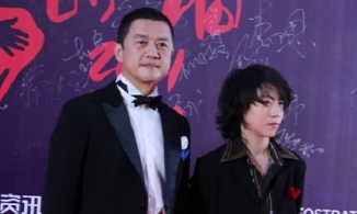 Lý Á Bằng hộ tống con gái riêng của vợ cũ Vương Phi đi sự kiện