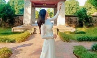 'Bà Xuân' Quách Thu Phương đẹp nền nã trong tà áo dài, vóc dáng như gái đôi mươi