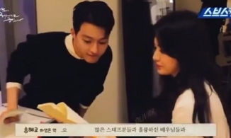 Tình trẻ Jang Ki Yong nhìn trộm chị đẹp Song Hye Kyo trong hậu trường