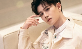 'Người cá' Nhậm Gia Luân có vợ con vẫn nhuận sắc như thời đôi mươi