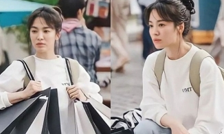 Song Hye Kyo tay xách nách mang, ngồi ngoài đường vẫn đẹp xuất thần