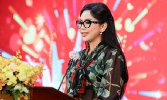 51 tuổi, mẹ chồng Tăng Thanh Hà trẻ đẹp như con dâu ở sự kiện