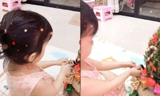 Nhã Phương - Trường Giang đón Noel sớm, thế lực nhí trang trí cây thông thành tâm điểm