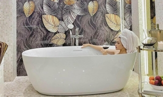 Hương Giang khoe ảnh không mặc gì 'chill' trong bồn tắm biệt thự triệu đô 