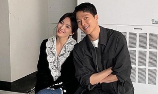 Song Hye Kyo và Jang Ki Yong tựa đầu vào nhau như tình nhân ở hậu trường