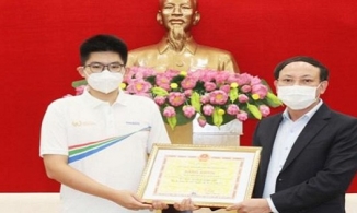 Quán quân Olympia 2021 Nguyễn Hoàng Khánh tặng số tiền lớn cho học sinh nghèo