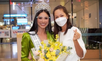 H’Hen Niê tặng Kim Duyên vòng và nhẫn đeo trong Miss Universe 2019 ngay tại sân bay