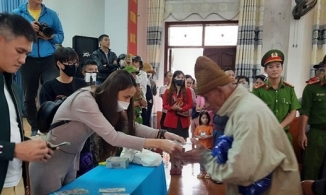 Người dân Quảng Trị nói về việc Thủy Tiên trao tiền không đồng đều