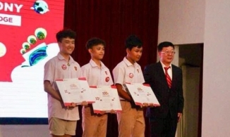 Ảnh Hồ Văn Cường nhận học bổng được chia sẻ rầm rộ