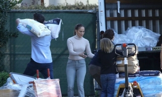 Nhà Ben Affleck làm từ thiện, Jennifer Lopez dù đi giày cao cả tấc cũng lăn xả hết mình