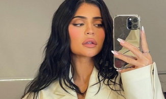Thanh niên 'số nhọ' ôm hoa hồng nhảy tường rào để tỏ tình với Kylie Jenner nhưng... nhầm nhà