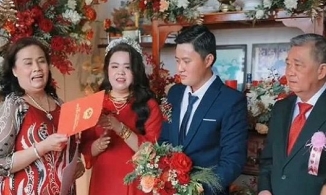 Nhà gái giơ vàng tiền sổ đỏ 30 tỷ ra trao cho cô dâu, chú rể đứng bên không cảm xúc