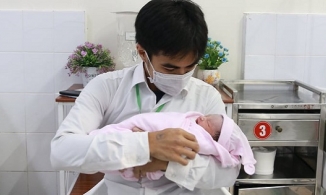 Đi chăm mẹ U40 sinh em gái, con trai 21 tuổi bị nhầm là ông bố trẻ