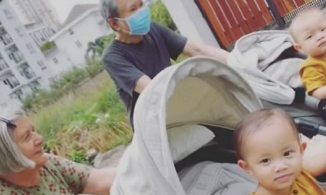 Mẹ chồng người Thụy Điển của Hồ Ngọc Hà mặc đồ ngủ Việt Nam đẩy xe cho cháu đi dạo ngoài đường