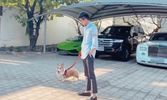 Em trai Phan Thành khoe ảnh chúc Noel, netizen chỉ dán mắt 2 chiếc siêu xe có tiền cũng không dễ mua