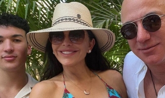 Bạn gái tỷ phú Jeff Bezos cho con trai riêng đi nghỉ dưỡng cùng người tình