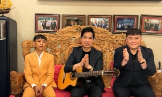 Hồ Văn Cường livestream ở nhà bầu Thụy, hát một bài gửi tặng mẹ nuôi Phi Nhung