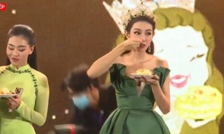 Thùy Tiên được tặng bông lan trứng muối, ăn ngay và luôn trên sân khấu
