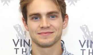 Andrew Burnap - Nam chính phim Bạch Tuyết: Vẻ đẹp cổ điển như hoàng tử ngoài đời thực