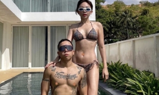 Vợ chồng Tóc Tiên - Hoàng Touliver đốt nóng MXH bằng tấm hình 'úi chà chà' bên hồ bơi