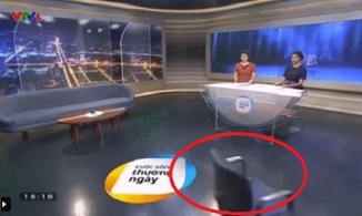 Đang dẫn chương trình bỗng xuất hiện chiếc ghế cắt ngang, 2 BTV VTV ứng xử cực khéo