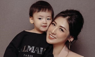 Á hậu Tú Anh xin lỗi khi cho con trai tè nơi công cộng