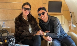 Bạn gái tiết lộ về lần đầu tiên nắm tay Ronaldo: Cảm giác rất quen thuộc, vừa vặn