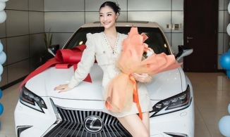 Á hậu Kiều Loan 'chốt đơn' cuối năm bằng màn 'mang xế hộp bạc tỷ về cho mẹ'