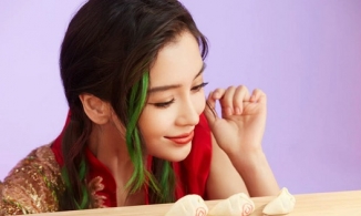 Angelababy giữ lại toàn bộ bao lì xì của con trai để bé tự bóc khi đủ lớn