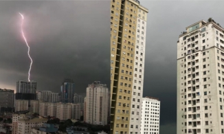 Tia sét màu tím kỳ ảo trên bầu trời Hà Nội trong cơn dông chiều 12/5