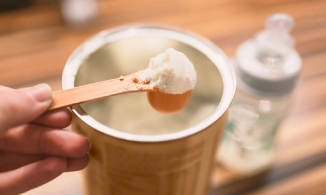 Chuyên gia cảnh báo pha sữa cho trẻ theo trend TikTok có thể làm hại con 