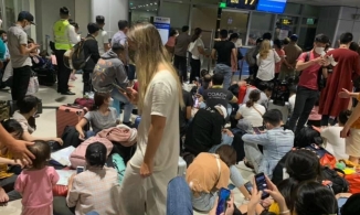 Lỗi hệ thống check in, hành khách ngồi kín sàn phòng chờ, đợi được bay ở sân bay Tân Sơn Nhất