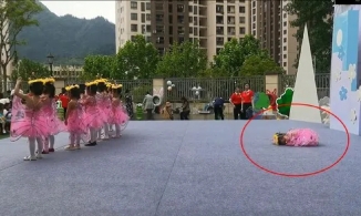 Bé gái ngủ quên ngay trên sân khấu khi đang biểu diễn văn nghệ