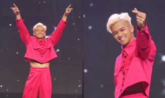 Trọng Hiếu mặc crop top hồng khoe múi bụng 'thả thính' fan girl