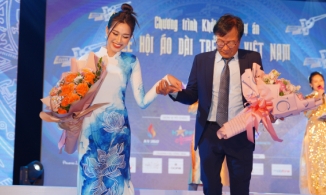 NSND Trọng Trinh tinh tế đỡ Đỗ Thị Hà tại sân khấu Lễ Hội Áo dài trẻ em VN