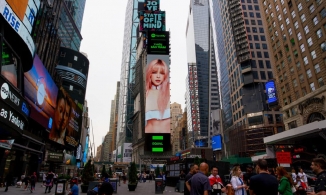 Thiều Bảo Trâm bất ngờ xuất hiện trên Quảng trường Thời đại (Mỹ)