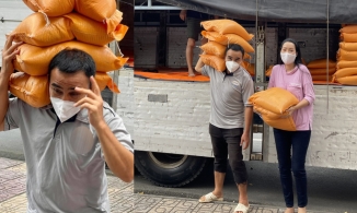 MC Quyền Linh bị thoát vị đĩa đệm nặng vì vác hàng tấn gạo trong mùa dịch