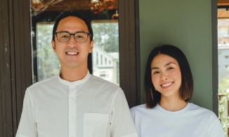 Tăng Thanh Hà được chồng tỷ phú nắm tay tưởng như dắt người yêu mới ra mắt