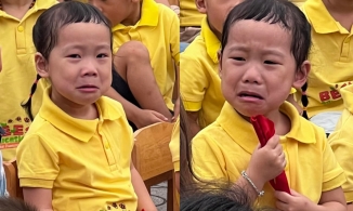 Khai giảng của các bé mẫu giáo: Dù mếu máo khóc vẫn không quên múa, đập tay với cô giáo