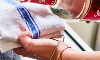 6 công dụng làm sạch nhà bất ngờ từ... rượu Vodka