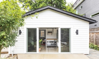 Vẻ đẹp xinh xắn, thoáng đãng của ngôi nhà 26m² được cải tạo từ... gara cũ