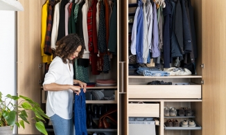 Lưu trữ tủ quần áo gọn gàng bằng cách 'di dời' 5 món đồ này